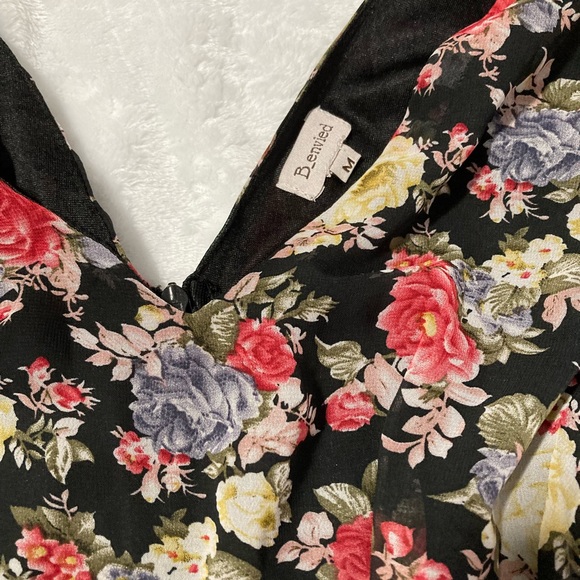 Floral pattern romper dress. - Picture 4 of 4